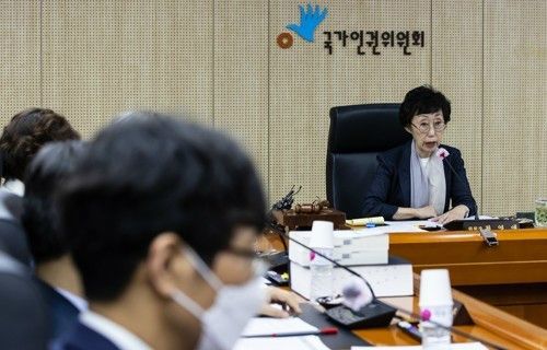 지난 30일 오전 서울 중구 국가인권위원회에서 열린 제26차 상임위원회에서 최영애 국가인권위원회 위원장이 발언하고 있다.(사진=연합뉴스/자료사진)