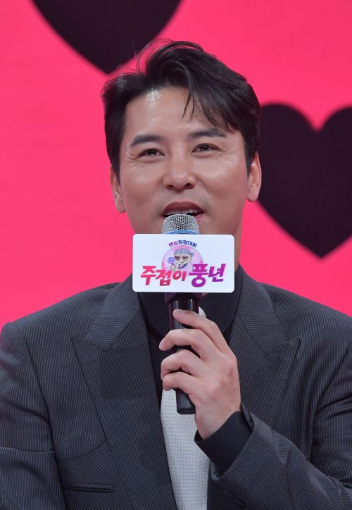 '주접이 풍년' MC를 맡은 장민호. KBS 제공