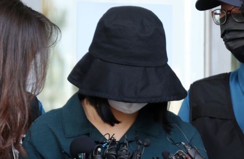 정유정(23)이 2일 오전 부산 동래경찰서에서 나와 검찰로 송치되고 있다. 연합뉴스