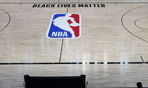 2019∼2020 NBA가 31일부터 미국 플로리다주 올랜도의 디즈니월드 내에 있는 ESPN 와이드 월드 스포츠 콤플렉스에서 재개한다. 이곳 코트에는 ‘흑인 생명도 소중하다’(Black Lives Matter)라는 문구가 새겨졌다. 올랜도=AP연합뉴스