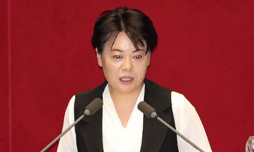 미래통합당 윤희숙 의원이 지난달 30일 국회 본회의에서 ‘5분 연설’이라 불리는 자유발언을 하고 있다. 뉴스1