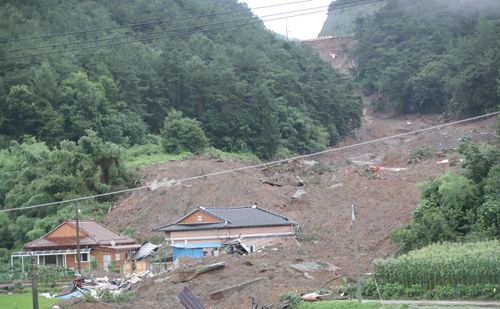 지난 8일 오전 전남 곡성군 오산면 산사태가 발생한 주택에서 구조대가 매몰자를 수색하고 있다. 전날 오후 8시 29분께 발생한 산사태로 이곳 주택 3동에서 5명이 매몰됐다. 연합뉴스