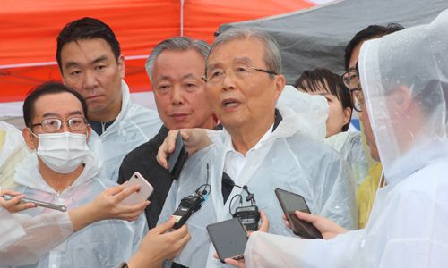 미래통합당 김종인 비상대책위원장(가운데)이 지난 10일 경남 하동군 화개장터 수해현장을 둘러본 뒤 취재진의 질의에 답하고 있다. 하동=뉴시스