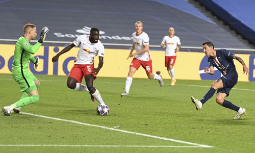 19일 포르투갈 리스본의 이스타디오 다 루스에서 열린 2019~2020 UCL 준결승에서 PSG의 앙헬 디마리아(오른쪽)가 팀의 두 번째 골을 성공시키고 있다. 리스본=AP연합뉴스