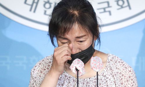 고유민 선수의 어머니가 20일 서울 여의도 국회의사당에서 열린 ‘고 고유민 선수 사망 의혹 관련 진실 규명 촉구 기자회견’에서 눈물을 흘리고 있다. 뉴스1