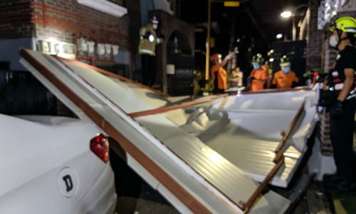 제8호 태풍 ‘바비’의 영향으로 27일 오전 4시30분쯤 서울 양천구 신월동의 한 주택가에서 옥탑 방수패널이 무너지고 방범창이 깨졌다. 서울 양천소방서 제공