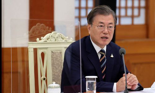 문재인 대통령이 27일 오전 청와대 본관에서 한국 교회 지도자들과 간담회를 하고 있다. 뉴시스