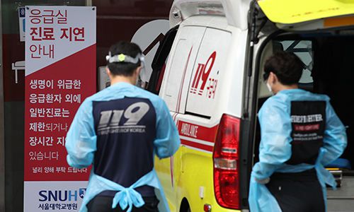 정부의 의료정책에 반대해 의료계가 제2차 전국의사총파업에 돌입한 사흘째인 28일 서울대병원 응급의료센터에서 구급대원이 대기하고 있다. 연합뉴스