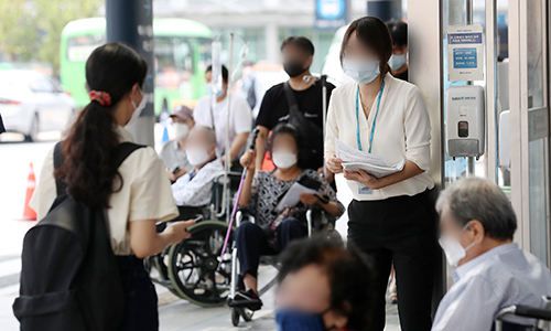 제2차 전국의사총파업 이틀째이던 지난 27일 서울 종로구 서울대병원 출입문 앞에서 전공의가 의대정원 확대 등 정부의 의료정책에 반대하는 홍보물을 내원객들에게 전달하고 있다. 뉴스1