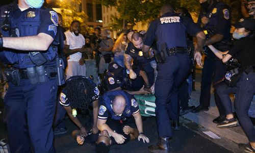 지난 27일(현지시간) 도널드 트럼프 대통령이 대선 후보 수락 연설을 한 백악관 인근의 '흑인 목숨도 소중하다 광장'에서 경찰이 반(反)트럼프 시위대를 체포하고 있다. 워싱턴=AP연합뉴스