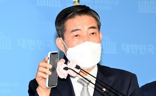 미래통합당 신원식 의원이 지난 2일 국회 소통관에서 가진 기자회견에서 추미애 법무부장관 아들 병역 시절 병가 및 연가 사용과 관련한 녹취록을 공개하고 있다. 연합뉴스