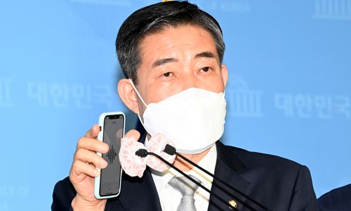 국민의힘 신원식 의원이 지난 2일 오전 국회 소통관에서 열린 기자회견에서 추미애 법무부장관 아들 병역 시절 병가 및 연가 사용과 관련한 녹취록을 공개하고 있다. 연합뉴스