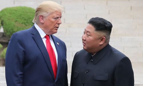 지난해 6월 판문점 군사분계선 북측 지역에서 만나 인사한 뒤 남측 지역으로 이동하는 트럼프 대통령과 김정은 위원장. 연합뉴스