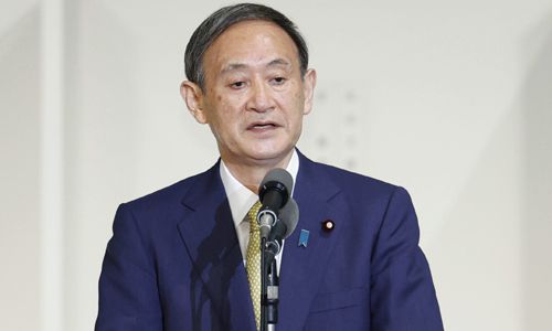 스가 요시히데(菅義偉) 일본 관방장관이 14일 도쿄 한 호텔에서 열린 집권 자민당 총재 선거에서 경쟁 후보들을 압도적인 표 차로 제치고 총재에 당선됐다. 사진은 14일 오후 총재 당선이 확정된 뒤 인사말을 하는 스가 신임 자민당 총재. 도쿄=교도연합뉴스