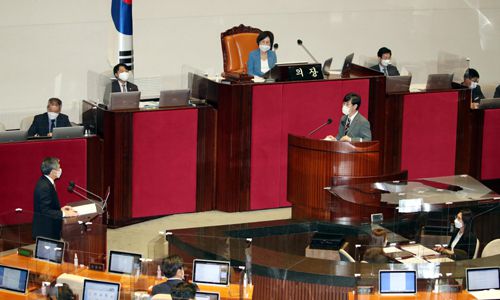 정경두 국방부 장관이 15일 오후 서울 여의도 국회에서 열린 대정부질문에서 하태경 국민의힘 의원 질문에 답변하고 있다. 뉴스1