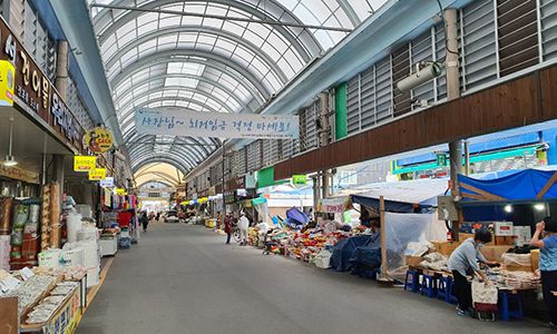 지난 22일 오전 전북 전주시 중앙시장이 한산하다. 연합뉴스