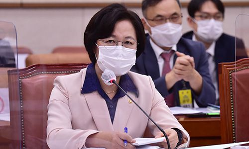 추미애 법무부 장관이 지난 23일 서울 여의도 국회에서 열린 국회 법제사법위원회 전체회의에서 질의에 답하고 있다. 뉴시스