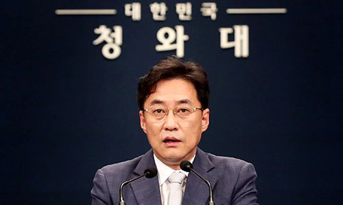 강민석 청와대 대변인이 24일 청와대 춘추관 대브리핑룸에서 문재인 대통령이 북측에 사살된 공무원과 관련해 보고받은 내용을 브리핑하고 있다. 뉴시스