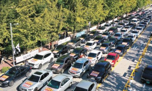 지난 20일 오후 ‘과천시민광장 사수 범시민대책위 출범식’ 당시 차량 집회 모습. 신종 코로나바이러스 감염증(코로나19) 확산 방지를 위해 참가자들이 차량에 1명씩만 탑승한 채 진행됐다. 연합뉴스