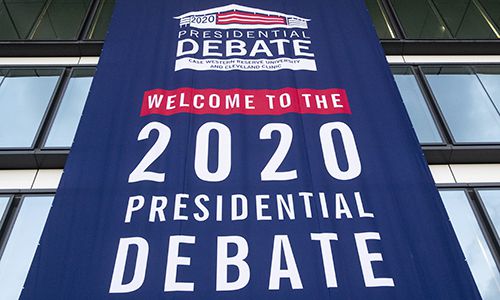 28일(현지시간) 오하이오주 클리블랜드 클리닉 메인캠퍼스 샘슨 파빌리온에 제1차 2020년 대선 토론회 현수막이 걸려있다. 클리브랜드=EPA연합뉴스
