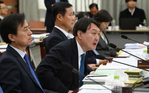지난 2017년 윤석열 중앙지검장(가운데)이 서울중앙지검 국정감사에서 의원들의 질의에 답변하고 있다. 세계일보 자료사진