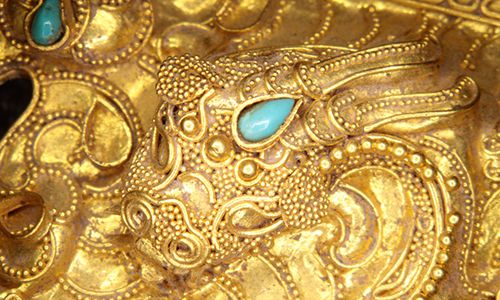 ‘금제 허리띠 고리’(국보 89호)를 주사전자현미경으로 확대한 모습. 국립중앙박물관 제공