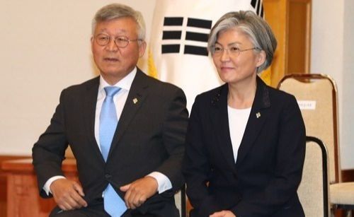 강경화 외교부 장관(오른쪽)과 남편 이일병 교수가 지난 2017년 6월18일 청와대에서 열린 임명장 수여식에 참석한 모습. 연합뉴스