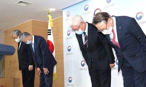 김영훈 고려대학교 의료원장 등 주요 병원장들이 지난 8일 정부서울청사에서 의대생들이 의사국가고시에 응시하지 않은 것에 대해 사과하는 성명을 발표하고 있다. 연합뉴스