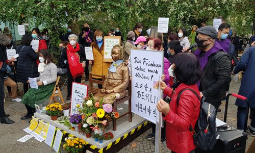 지난 13일 독일 수도 베를린에서 시민들이 거리에 설치된 '평화의 소녀상'에 대한 당국의 철거명령에 항의하기 위해 미테구청 앞에서 집회를 하고 있다. 연합뉴스