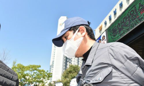 ‘라임자산운용 사태’의 핵심 인물 김봉현 스타모빌리티 회장이 영장실질심사를 받기 위해 지난 4월26일 경기 수원남부경찰서 유치장에서 나오고 있다. 수원=뉴시스