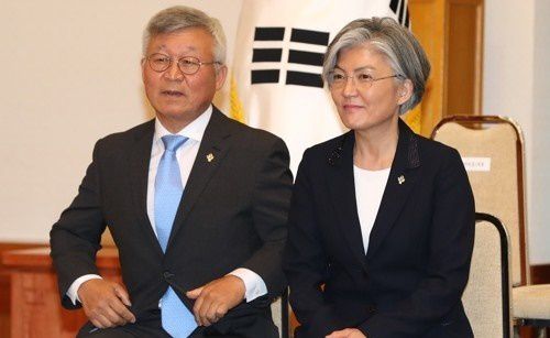 강경화 외교부 장관(오른쪽)과 남편 이일병 연세대 명예교수가 2017년 6월18일 청와대에서 열린 임명장 수여식에 참석해 있는 모습. 연합뉴스