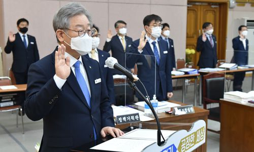 이재명 경기도지사가 19일 오전 경기도 수원시 팔달구 경기도청에서 열린 국회 행정안전위원회의 경기도에 대한 국정감사에서 선서를 하고 있다. 뉴시스