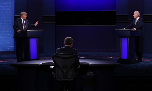 도널드 트럼프(오른쪽) 미국 대통령과 조 바이든 민주당 대선 후보가 지난달 29일 미 오하이오주 클리블랜드에서 열린 제1차 TV 토론에 참석해 토론을 벌이고 있다. 클리블랜드=AFP연합뉴스