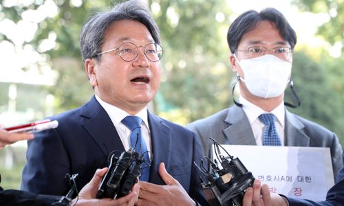 강기정 전 청와대 정무수석이 지난 19일 서울 양천구 서울남부지검에서 '김봉현 폭로' 검사 B·변호사 A씨에 대한 직권남용과 변호사법 위반 고발에 앞서 취재진 질문에 답변하고 있다. 뉴스1