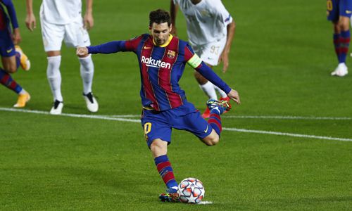 리오넬 메시가 21일 스페인 바르셀로나의 캄노우에서 열린 페렌츠바로시와의 2020∼2021 UCL 조별리그 G조 1차전에서 페널티킥으로 이 대회 16시즌 연속 득점에 성공하고 있다. 바르셀로나=AP연합뉴스