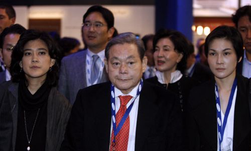 2010년 이재용 삼성전자 부회장, 이부진 호텔 신라 사장, 이서현 삼성복지재단 이사장과 CES2010에 참석한 이건희 회장. 삼성 제공