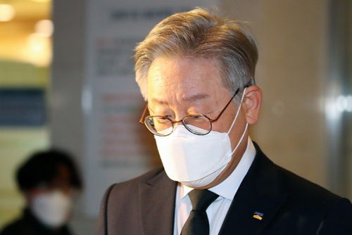 이재명 경기도지사가 25일 오후 서울 강남구 삼성서울병원 장례식장에 마련된 고(故) 이건희 삼성그룹 회장의 빈소를 찾아 조문했다. 사진공동취재단. 뉴시스