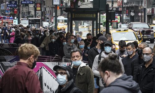 미국의 대선 사상 처음으로 사전투표를 도입한 뉴욕의 매디슨스퀘어가든에서 지난 24일(현지시간) 유권자들이 투표 차례를 기다리며 몇 블록에 걸쳐 길게 줄지어 서 있다. 뉴욕=AP연합뉴스