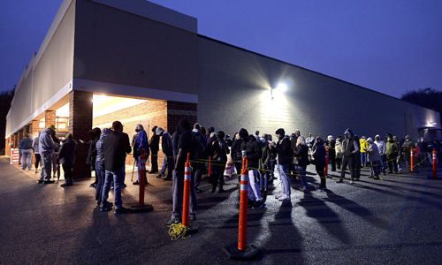 미국 메릴랜드주 헤이거주스타운에 있는 워싱턴 카운티 투표소에거 조기 투표 첫날을 맞은 지난 26일(현지시간) 아침부터 유권자들이 줄지어 차례를 기다리고 있다. 헤이거스타운=AP연합뉴스