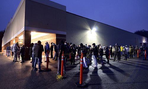 미국 메릴랜드주 헤이거주스타운에 있는 워싱턴 카운티 투표소에거 조기 투표 첫날을 맞은 지난 26일(현지시간) 아침부터 유권자들이 줄지어 차례를 기다리고 있다. 헤이거스타운=AP연합뉴스