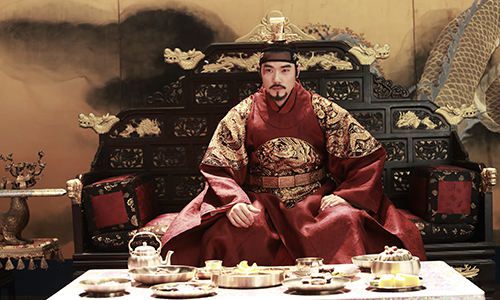 영화 ‘간신’에서 배우 김강우가 입은 용포.