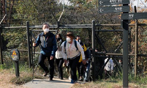 문재인 대통령이 지난달 31일 청와대 뒤편 북악산의 북측 탐방로를 걷고 있다. 북악산 북측 탐방로는 1일부터 일반에 개방됐다. 이재문 기자