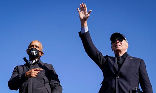 조 바이든 미국 민주당 대선후보가 지난달 31일 버락 오바마 전 대통령과 미시간주 플린터에서 공동으로 현장 유세에 나서고 있다. 게티이미지