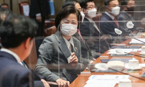 웃는 秋 추미애 법무부 장관이 지난달 30일 서울 여의도 국회에서 열린 고위공직자범죄수사처장 후보 추천위원 위촉식에서 위원들과 대화하고 있다. 연합뉴스