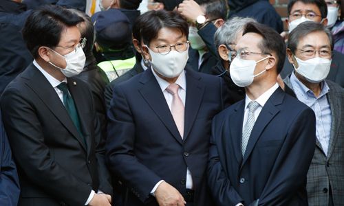 국민의힘 장제원(왼쪽부터), 권성동 의원과 조해진 의원이 2일 오후 서울 강남구 논현동 이명박 전 대통령 자택 앞에서 대화하고 있다. 연합뉴스