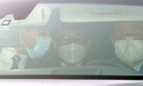 횡령과 뇌물 등의 혐의로 징역 17년형이 확정된 이명박 전 대통령이 지난 2일 오후 구치소 재수감을 위해 서초구 서울중앙지검으로 차량에 탑승해 이동하고 있다. 뉴시스