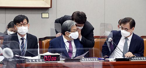 노영민 대통령 비서실장(가운데)이 4일 국회에서 열린 운영위 국정감사장에서 최재성 정무수석과 귀엣말을 하고 있다. 하상윤 기자