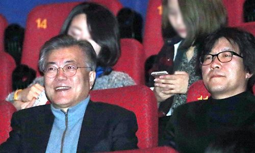 문재인 대통령이 야당 정치인이던 2016년 12월 부산 부산진구 한 영과관에서 원전 재난 영화인 ‘판도라’를 보기 위해 박정우 감독과 함께 좌석에 앉아 영화 상영을 기다리고 있다. 연합뉴스