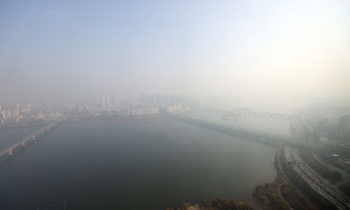 서울 등 수도권 미세먼지 농도가 나쁨 수준을 보인 15일 오전 서울 영등포구 63빌딩에서 내려다 본 도심이 뿌옇다. 연합뉴스