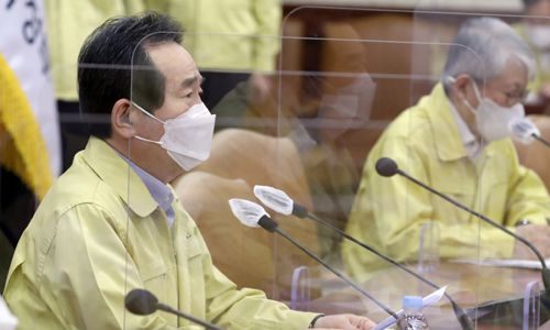 정세균 국무총리가 15일 오후 서울 종로구 정부서울청사에서 열린 '코로나19 대응 중대본 회의'에서 모두발언을 하고 있다. 뉴스1